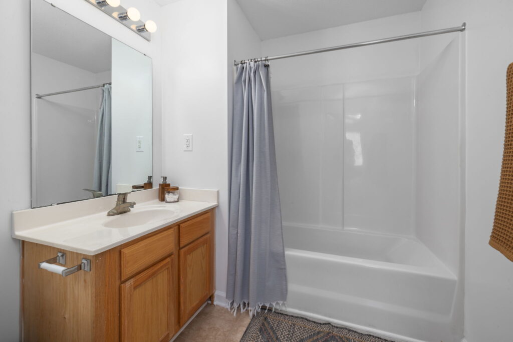Bathroom with toilet and tub shower